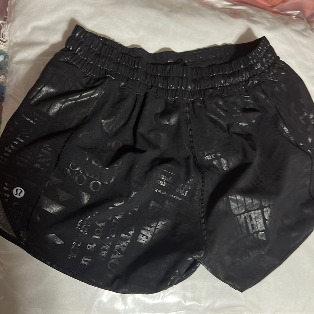 Lululemon Hotty Hot low rise lined short 2.5